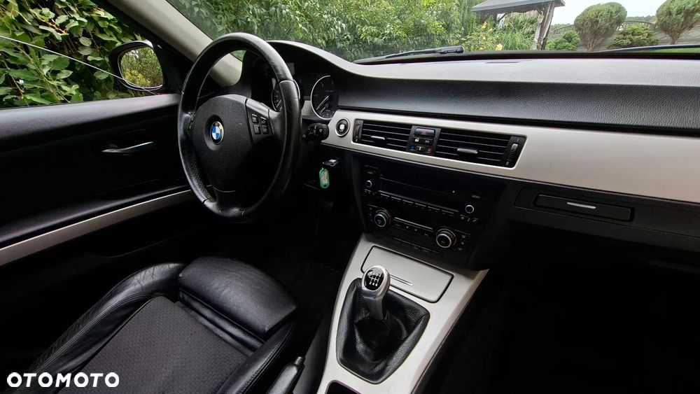 BMW Seria 3 320d xDrive DPF - 24