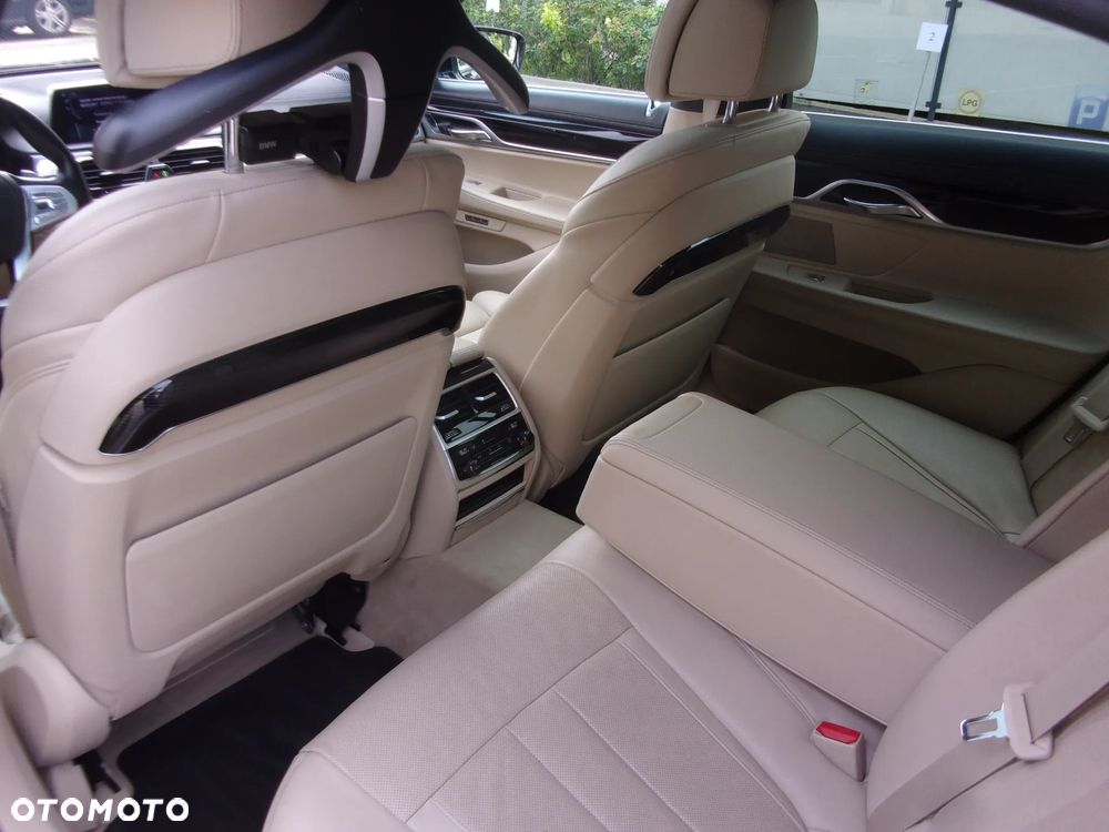 BMW Seria 7 750i xDrive - 13