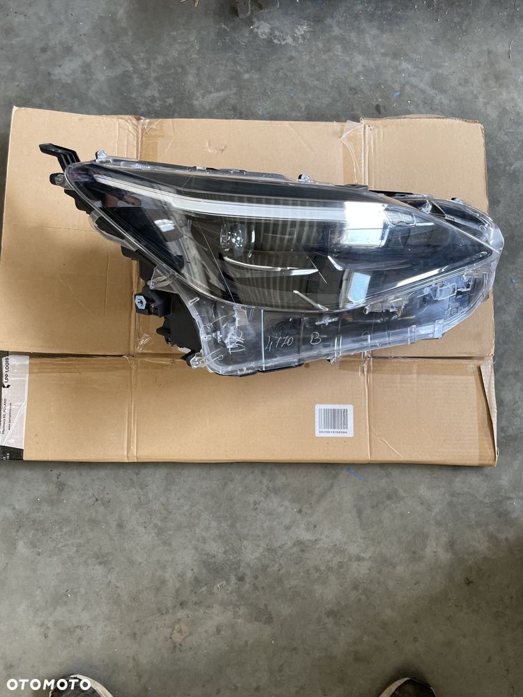Lampa przednia prawa Toyota Yaris Cross - 1