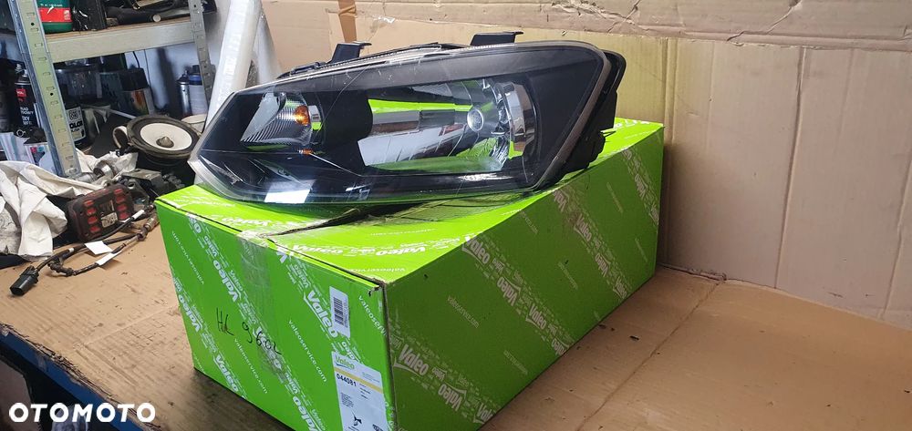 Lampa lewy przód przednia lewa VW Polo IV 6R Nowa TYC - 3