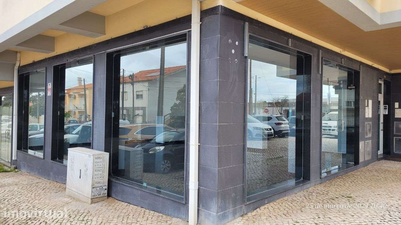 Arrenda-se Loja 65m2, 2 gabinetes e 2 WC, boa localização luminosidade - Grande imagem: 4/25