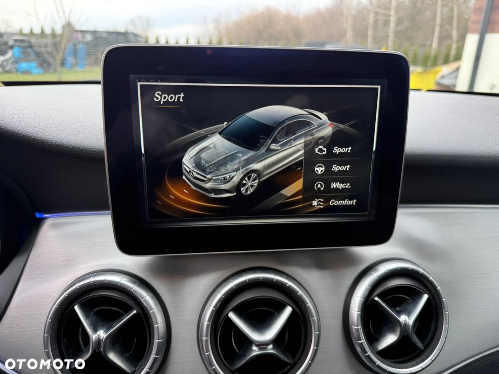 Mercedes-Benz CLA 180 AMG Line - 32