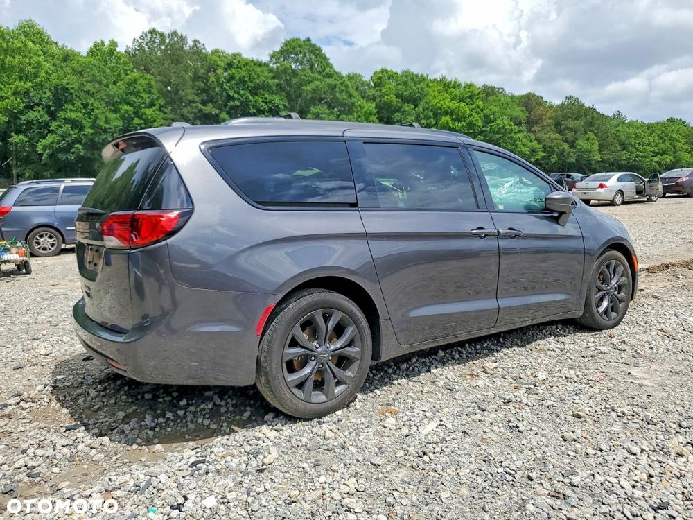 Chrysler Pacifica - 4
