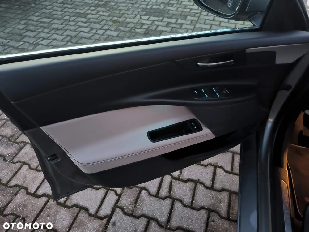 Jaguar XE 2.0 T Prestige - 16