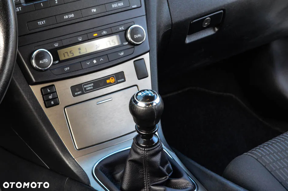 Toyota Avensis Combi 1.8 Executive - 29