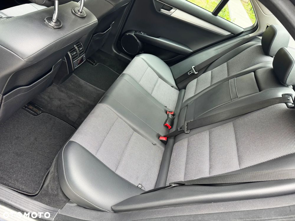 Mercedes-Benz Klasa C 250 CGI Automatik BlueEFFICIENCY Avantgarde - 31