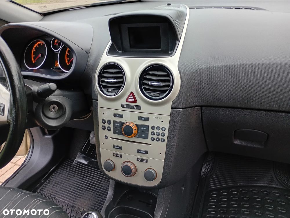 Opel Corsa 1.4 16V Cosmo - 8