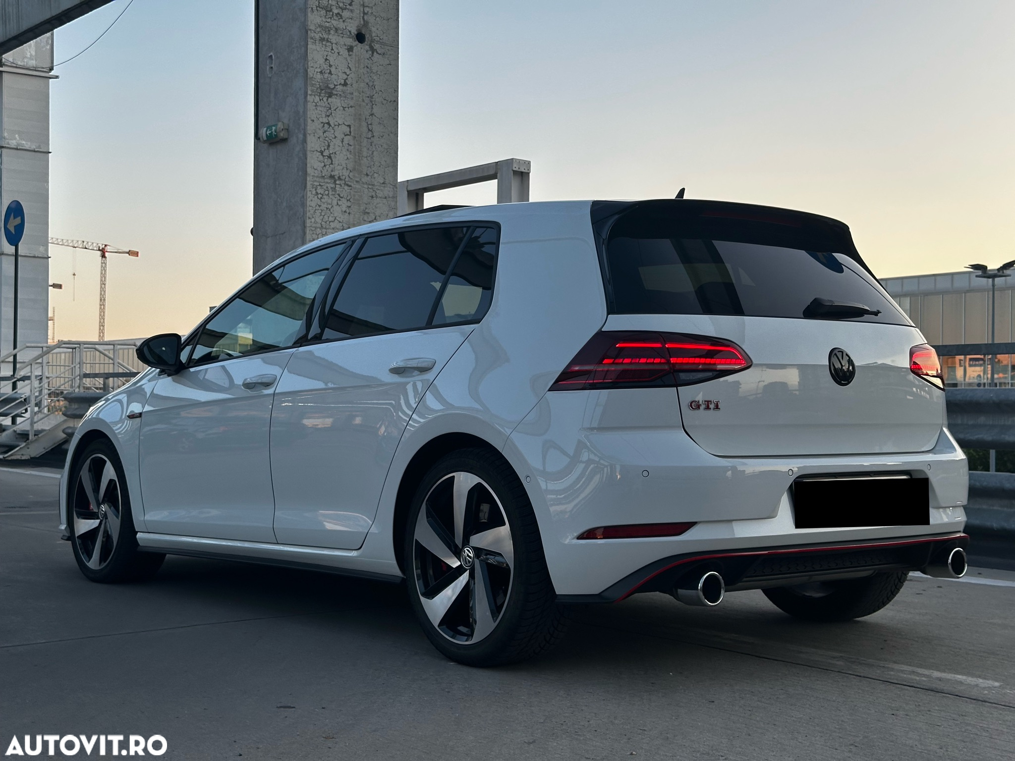 Volkswagen Golf GTI 2.0 TSI OPF DSG Performance - 3
