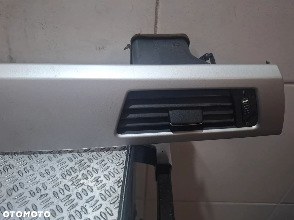 Listwa konsoli środkowa kratka nawiewu Europa BMW E90 E91 rok 2009 lift nr 9201023 - 3