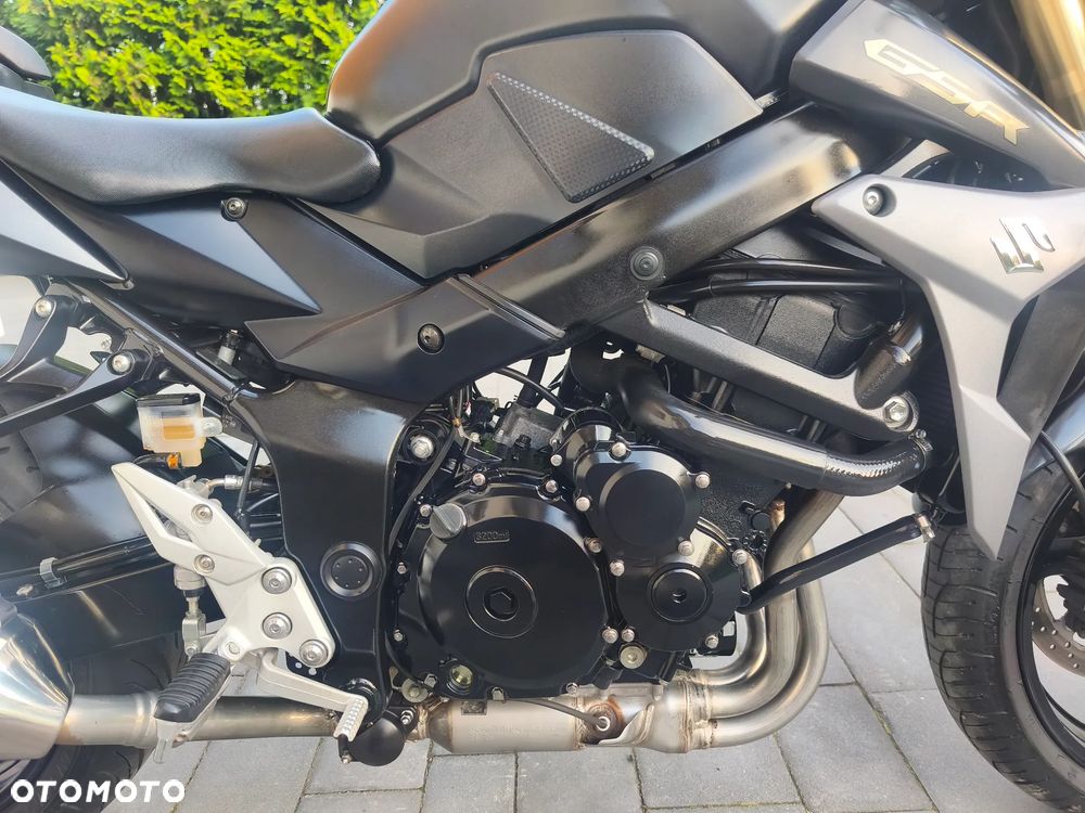 Suzuki GSR - 14