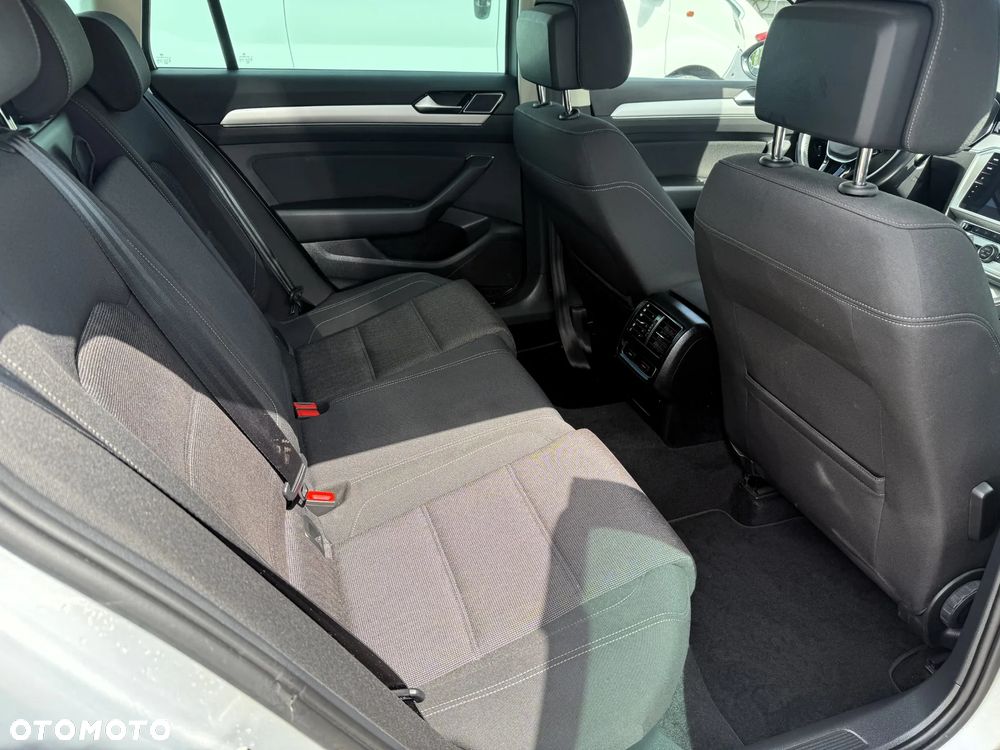 Volkswagen Passat 2.0 TDI SCR DSG Comfortline - 12