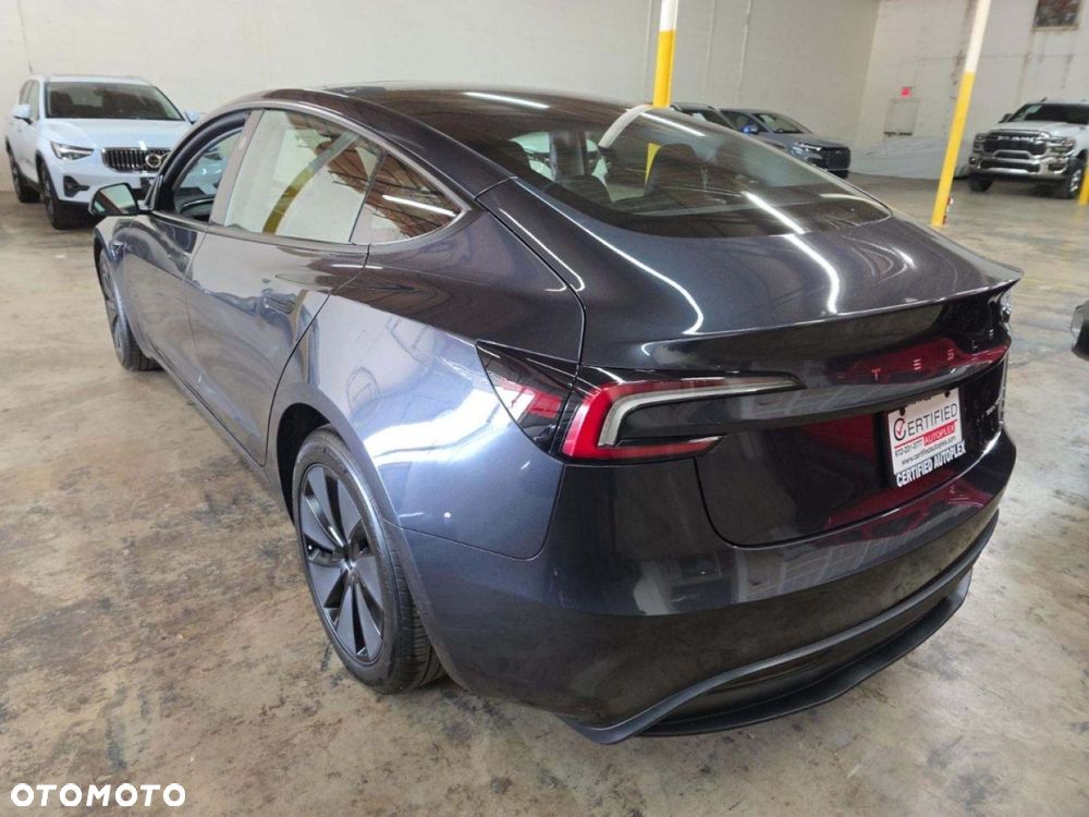 Tesla Model 3 - 4