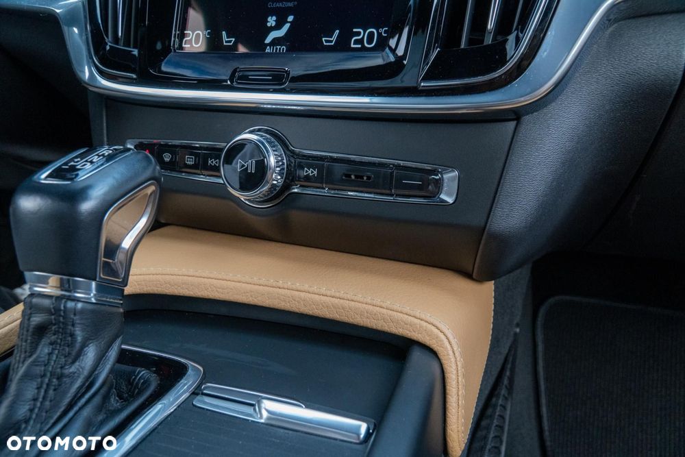 Volvo V90 Cross Country - 19