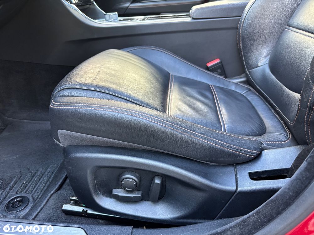 Jaguar XE 20d Portfolio - 16