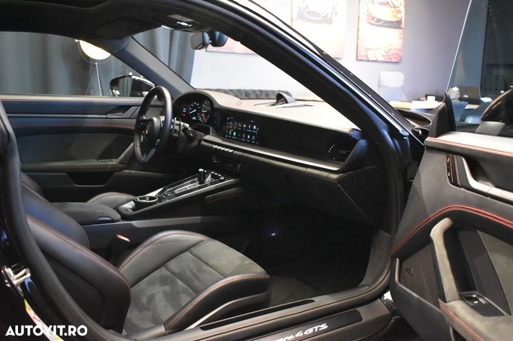 Porsche 911 Carrera 4 GTS PDK - 7