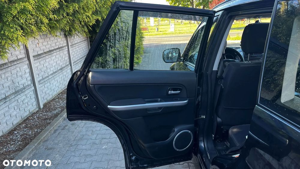 Suzuki Grand Vitara 2.0 Comfort + - 17