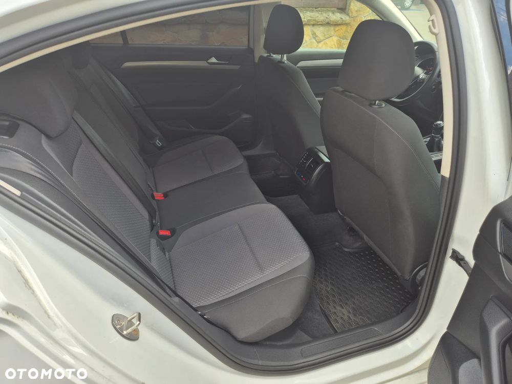 Volkswagen Passat 2.0 TDI SCR Highline - 25