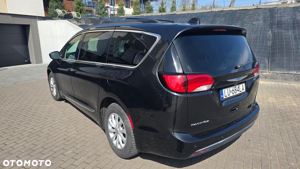 Chrysler Pacifica - 4