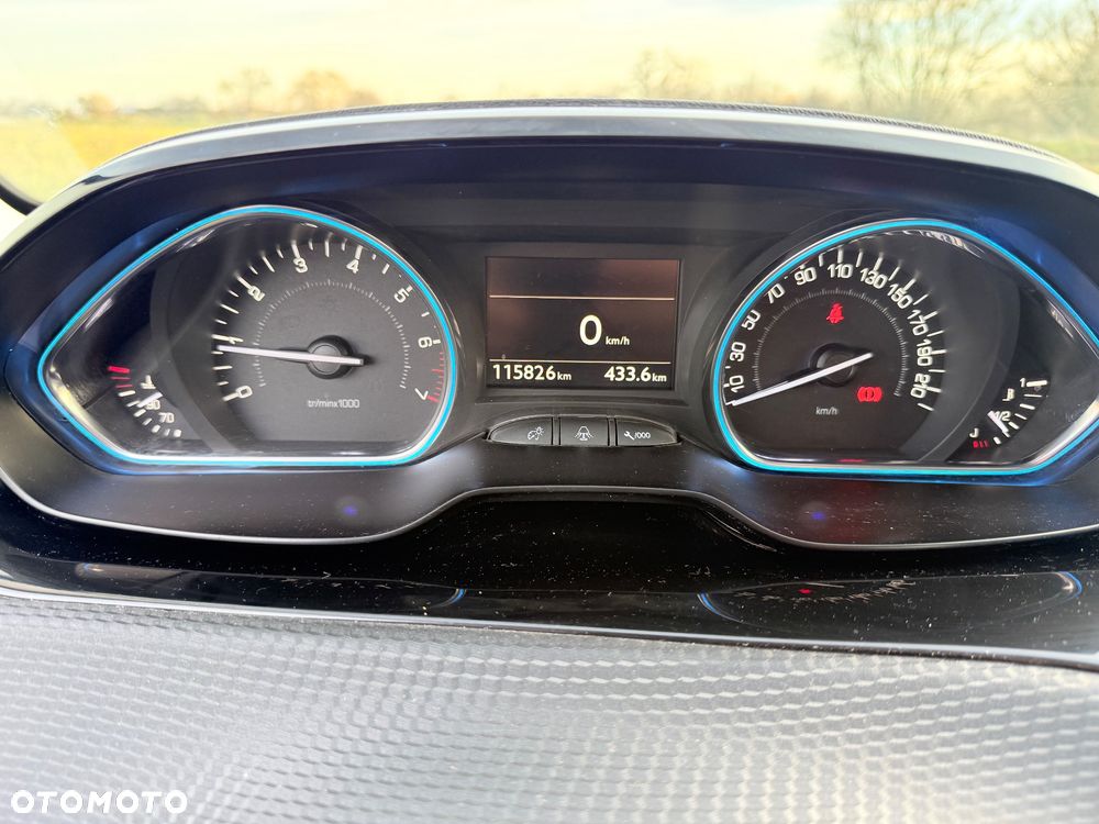 Peugeot 2008 1.2 Pure Tech Allure S&S - 32