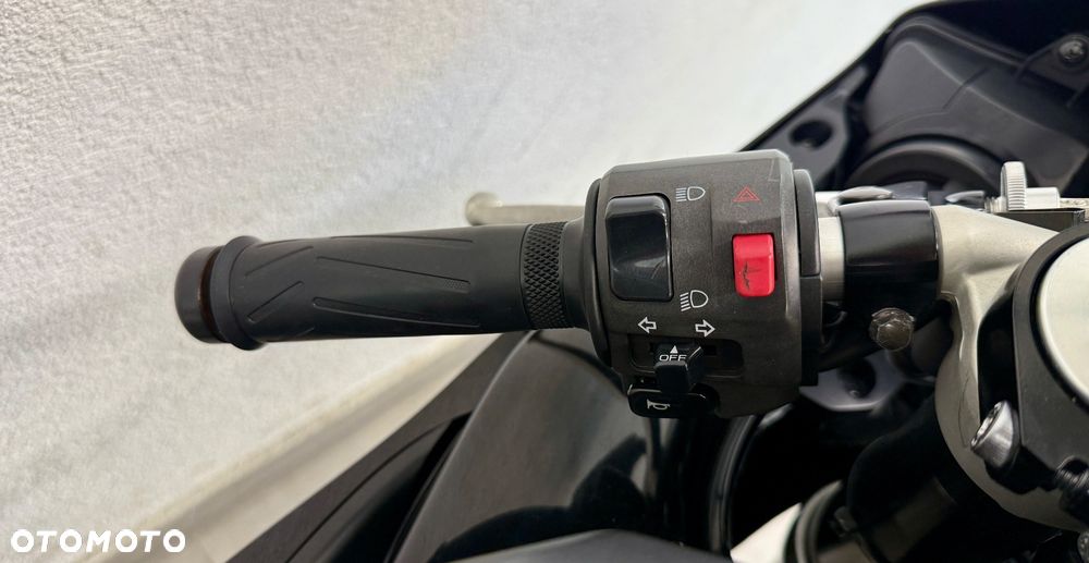 Yamaha R1 - 6