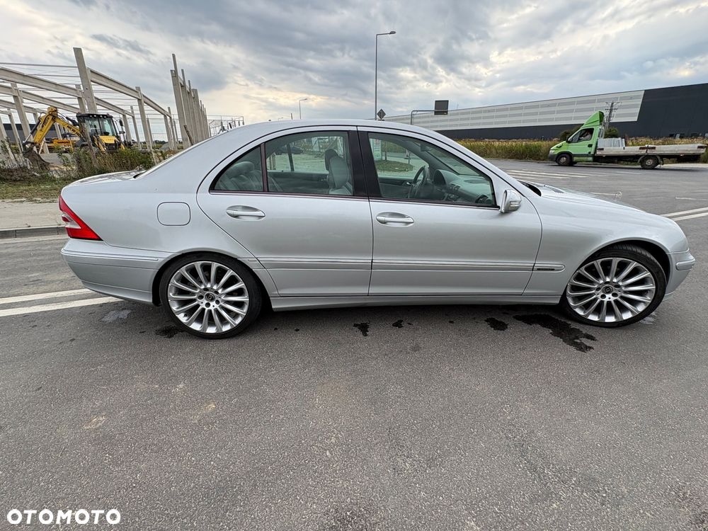 Mercedes-Benz C-Class 2005 photo 3