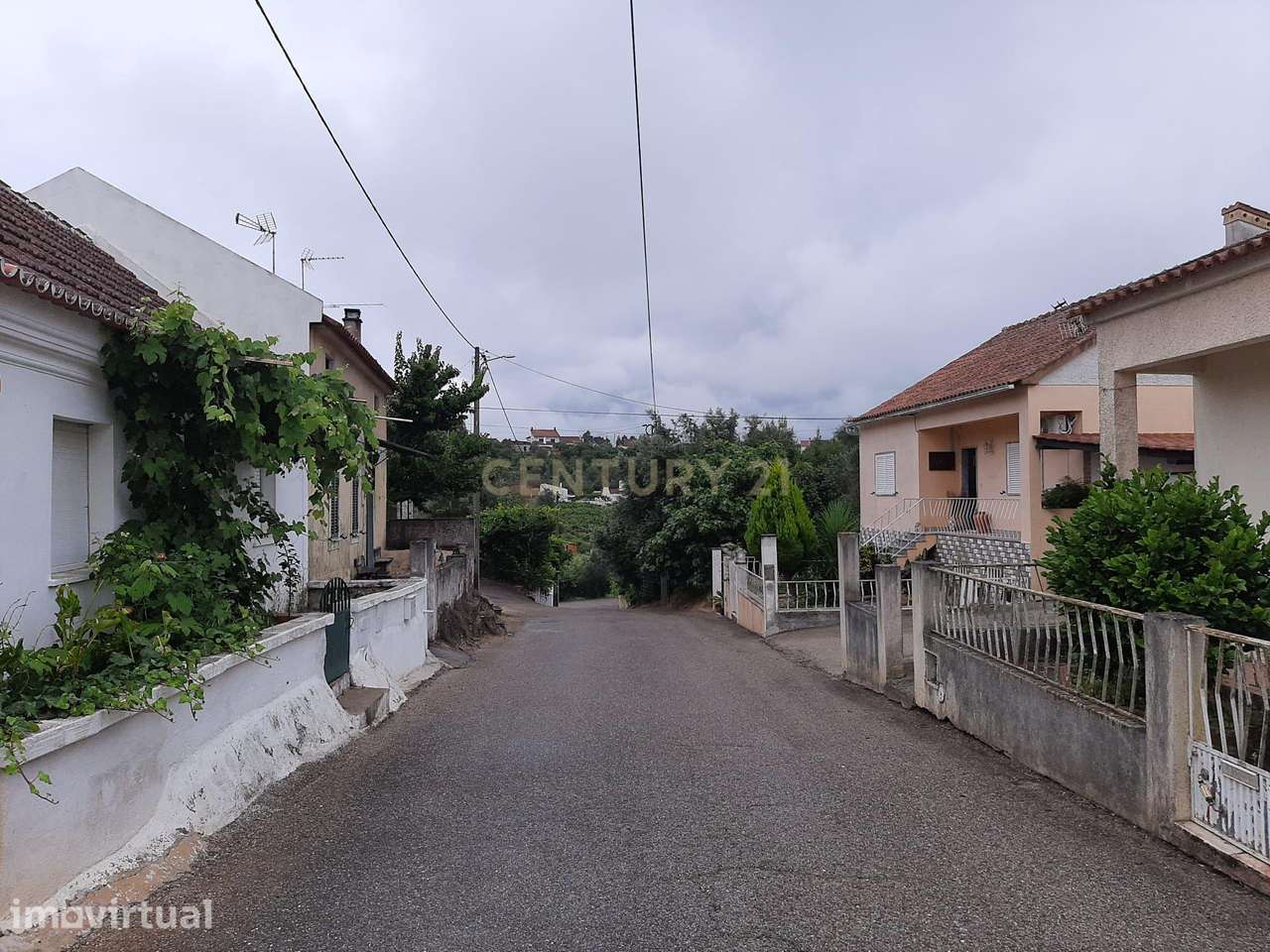 Moradia geminada de 2 pisos para recuperação, num lote de 1080m2, Carv - Grande imagem: 3/15