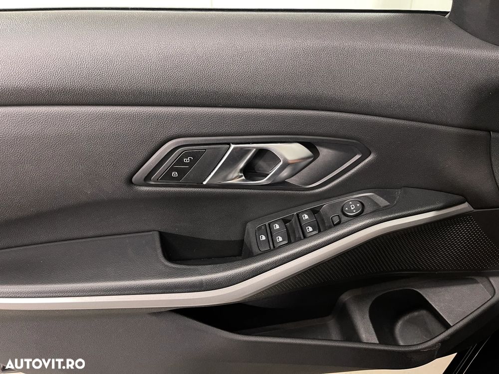 BMW Seria 3 320i xDrive AT - 23