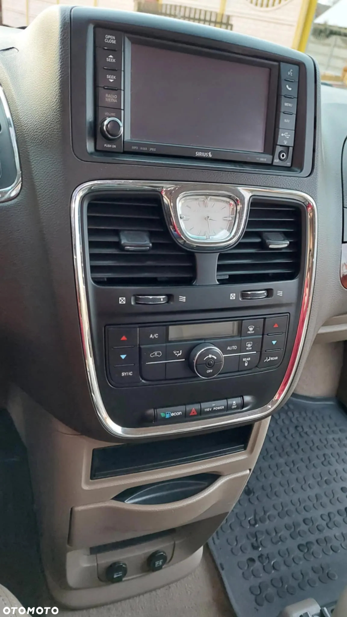 Chrysler Town & Country 3.6 Limited - 10