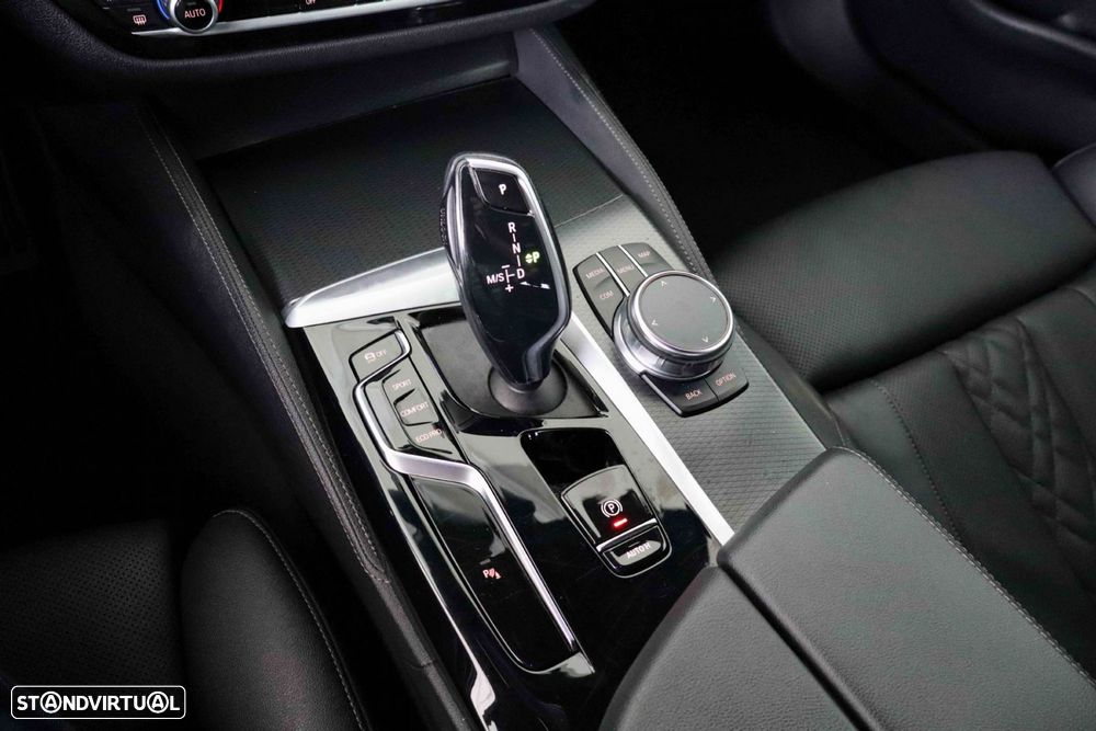 BMW 520 d Pack Desportivo M Auto - 39