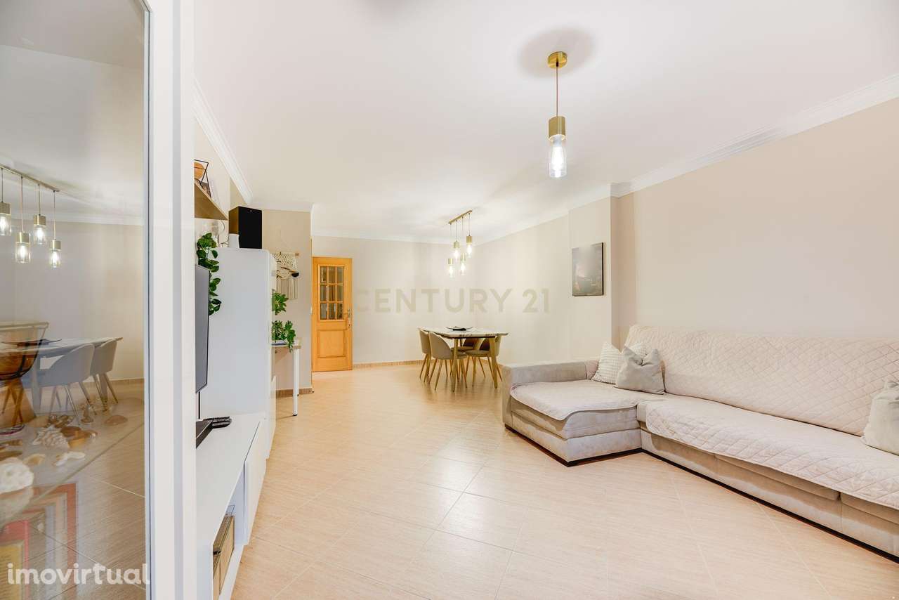 Fantástico T3 semi-remodelado, com áreas generosas e ótima luminosidad - Grande imagem: 5/37