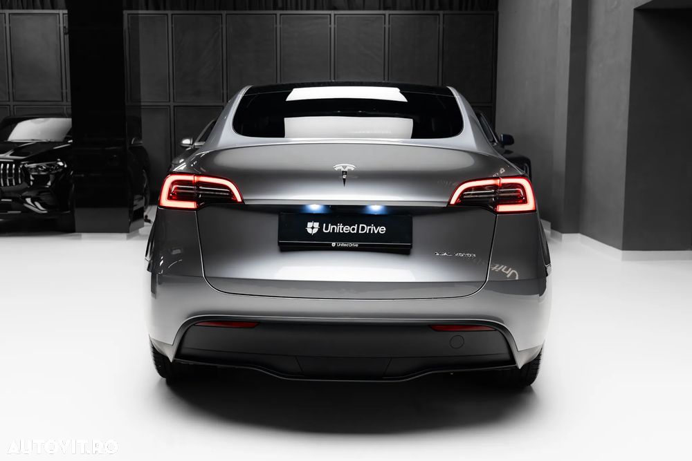 Tesla Model Y Long Range AWD - 38