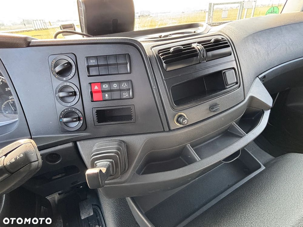 Mercedes-Benz ATEGO 1227 kontener z windą ,  kabina sypialna , webasto, klimatyzacja, niski przebieg , bezwypadkowy. (nie 1224, 1230) - 17