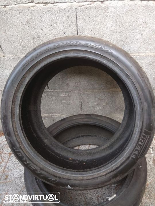 Ref 005 // 2 pneus 295/35/20´ Pirelli Pzero 105y com 60% piso - 2