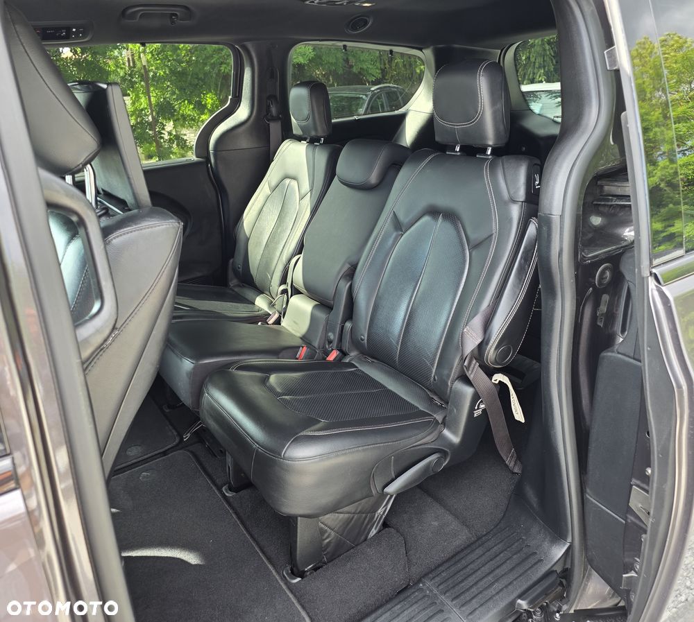 Chrysler Pacifica - 16