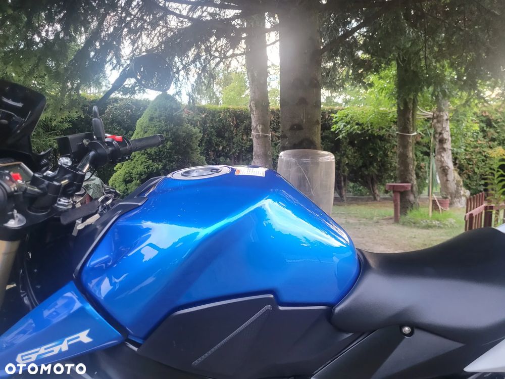 Suzuki GSR - 24