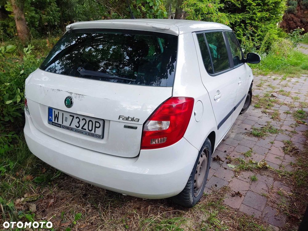 Skoda Fabia 2011 photo 3