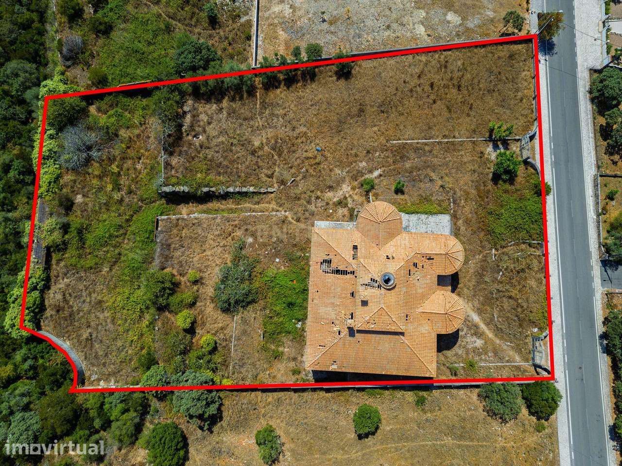 Terreno com área  5.359m2  tendo uma construção inacabada e elevado po - Grande imagem: 4/33