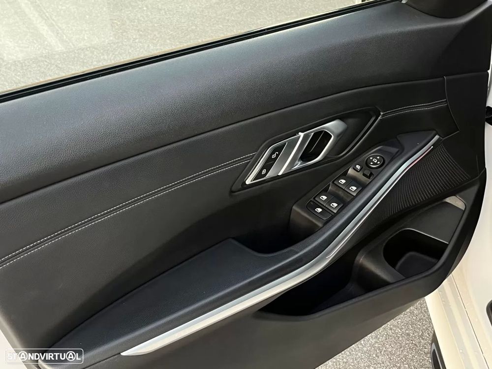 BMW 320 d Pack Desportivo M Auto - 17