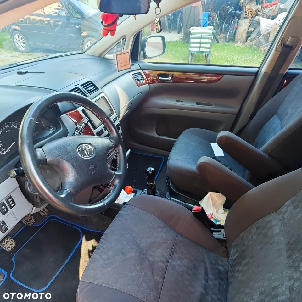 Toyota Avensis Verso - 3