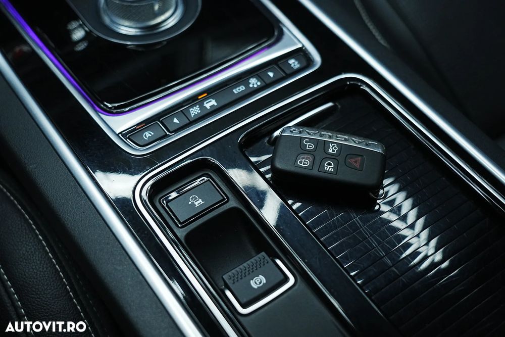 Jaguar XF 20d RWD E-Performance R-Sport - 30