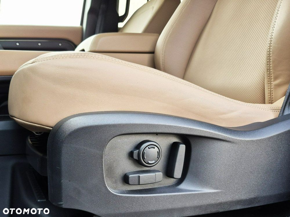 Land Rover Defender - 28