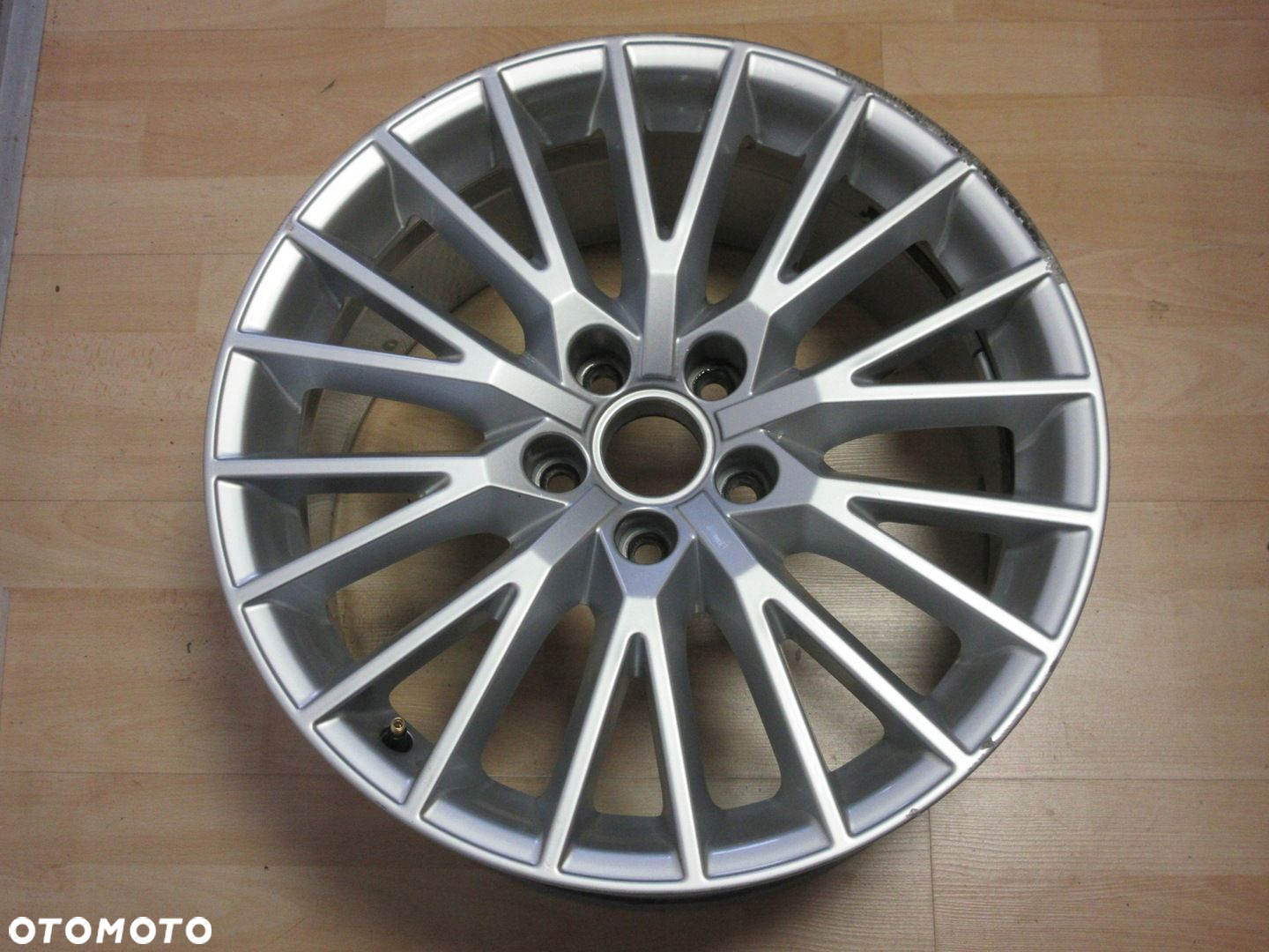 AUDI TT felga aluminiowa 18 cali 8S0601025D ET50 - 2