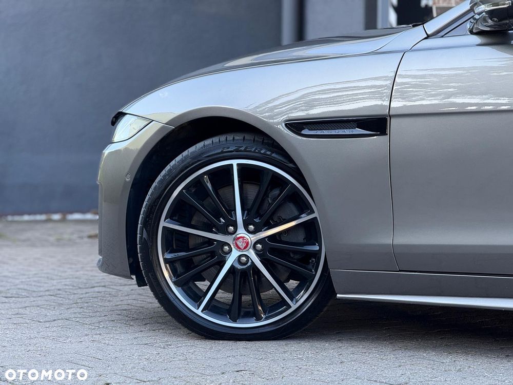 Jaguar XE 2.0 P250 R-Dynamic Black - 12