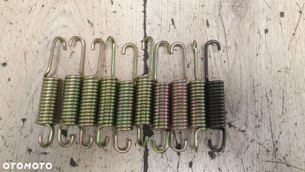 Sprężyna stopki centralnej Suzuki GN125 GN250 GN400 GS450 GS550  09443-18006 - 2