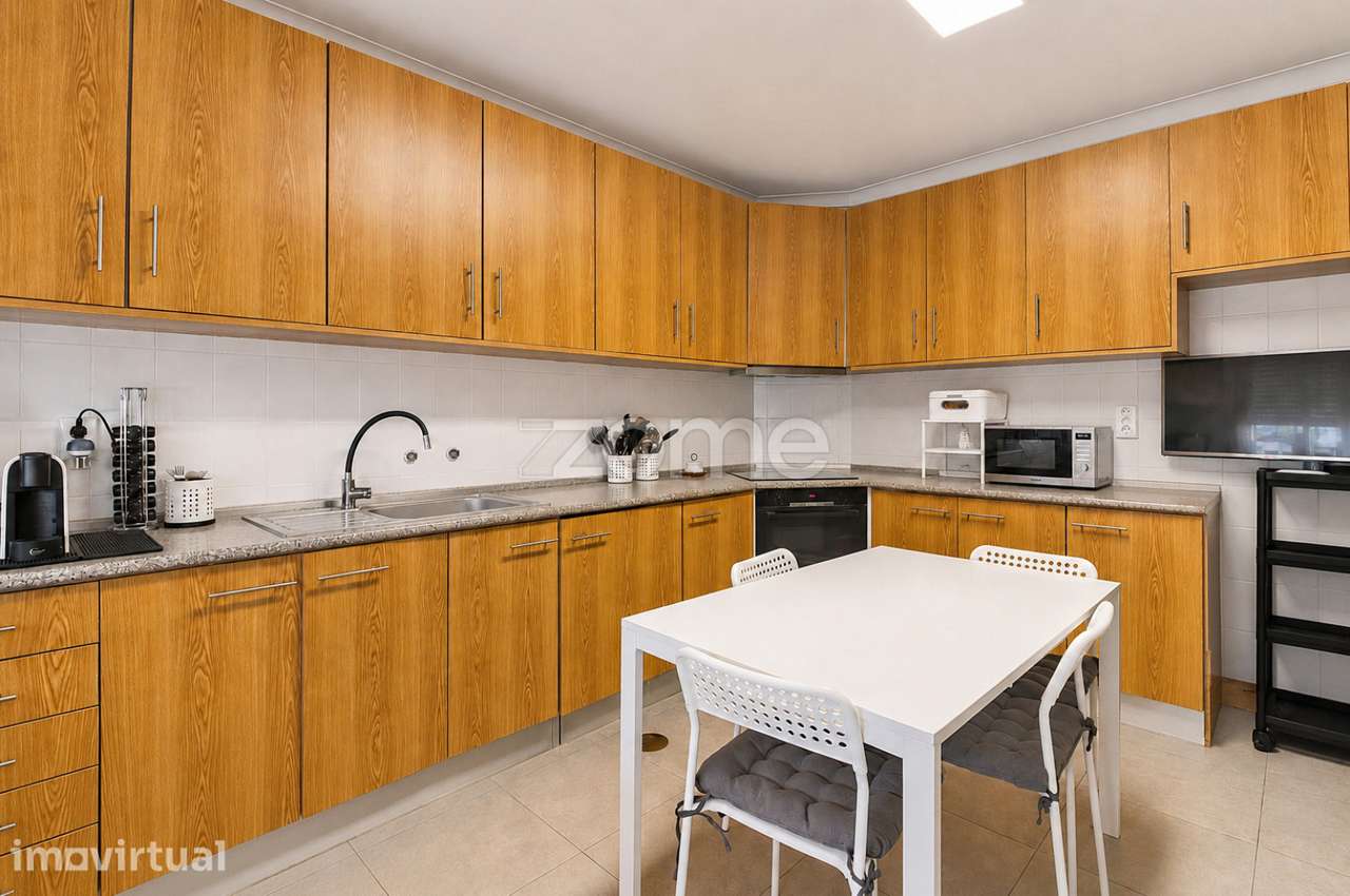 Apartamento T2 com Varanda e Garagem Fechada, perto do Maia Jardim - Grande imagem: 2/31