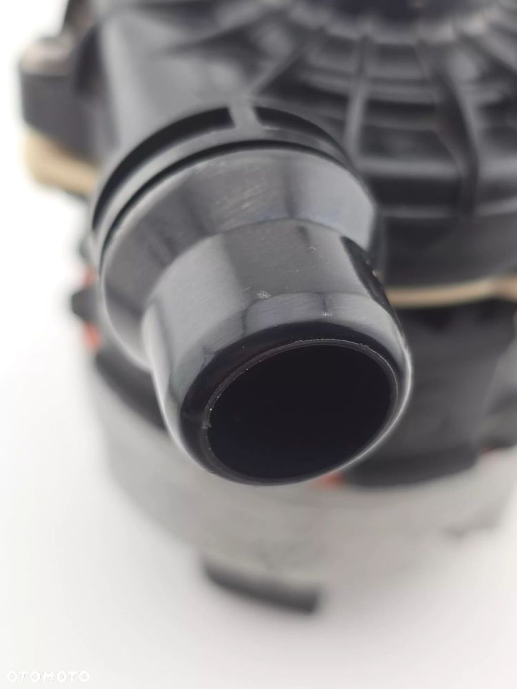 NOWA ORYGINALNA POMPA WODY MECEDES W213 W253 A0005003901 - 4