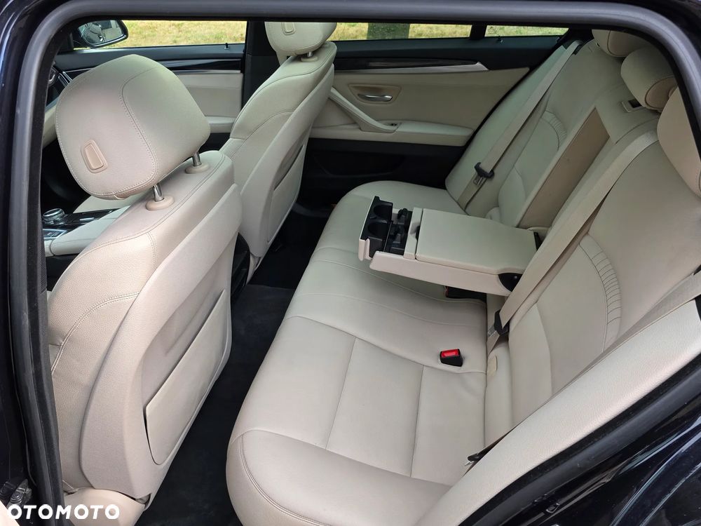BMW Seria 5 530d xDrive Touring - 12