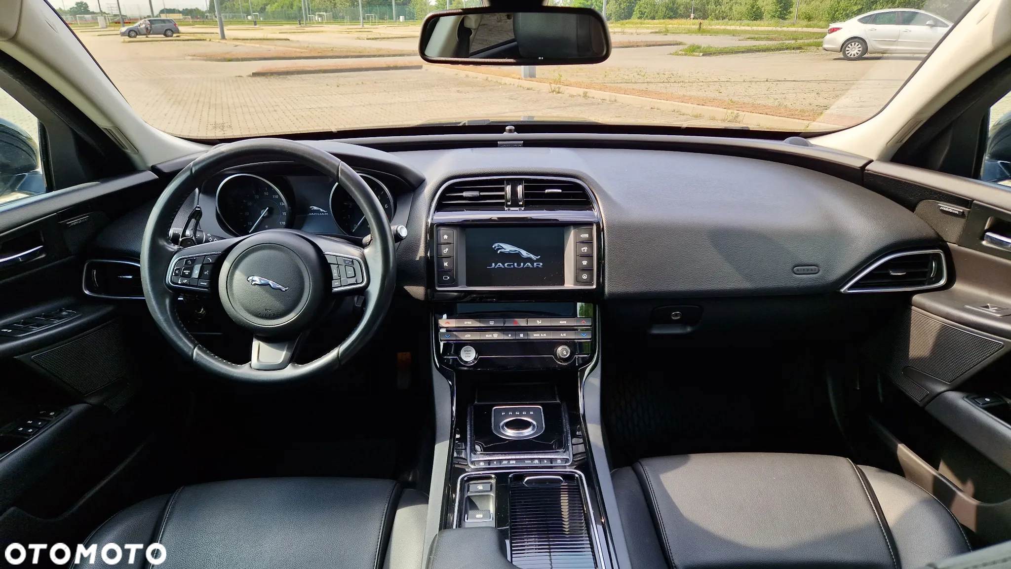 Jaguar XE 25t Prestige - 24
