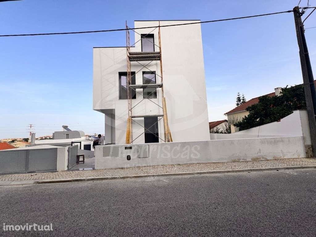 Moradia T4 com garagem, no Bairro das Maroitas em São João da Talha - Grande imagem: 3/45