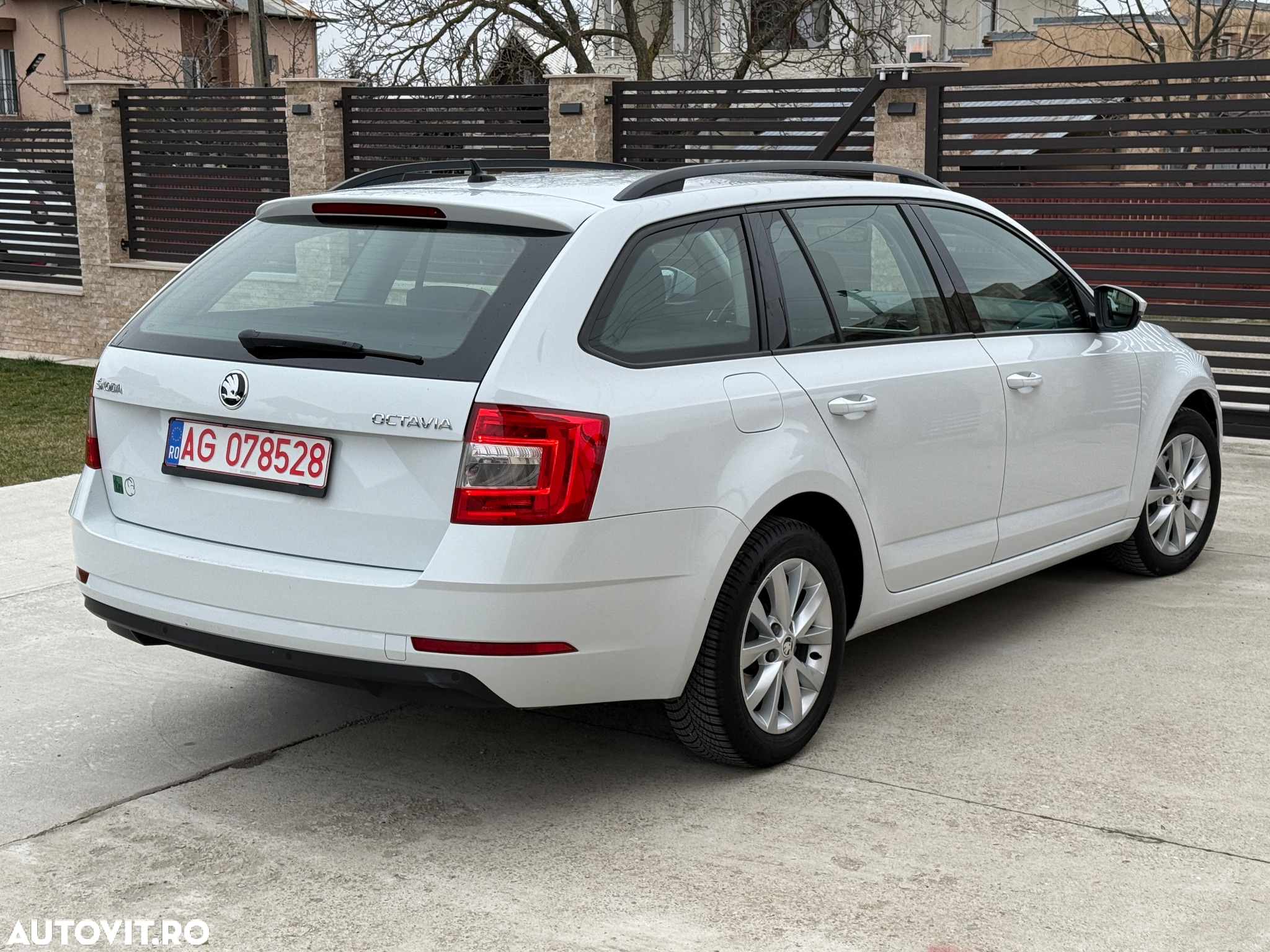 Skoda Octavia Combi Diesel 1.6 TDI DSG Style - 4